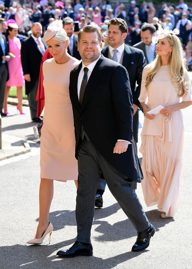 La estrella televisiva británica James Corden y su mujer Julia Carey. 