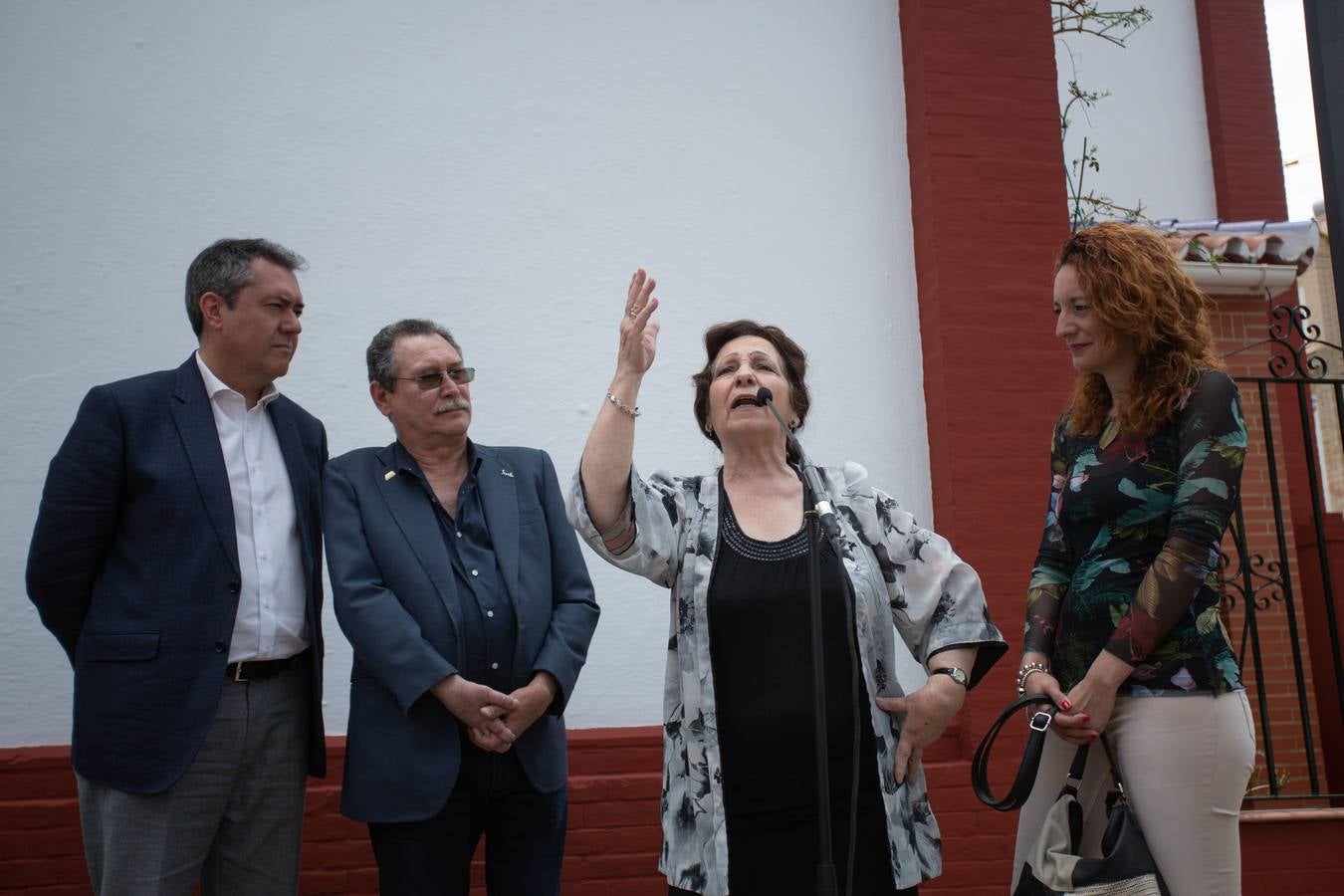 En imágenes: Sevilla homenajea a Amante Laffón con el descubrimiento de un azulejo en su nombre