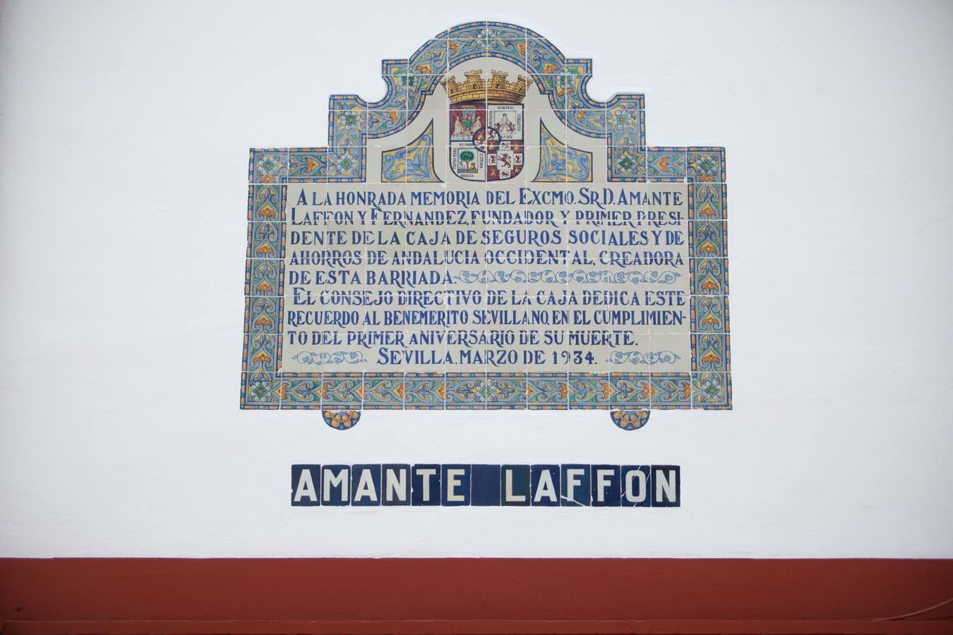 En imágenes: Sevilla homenajea a Amante Laffón con el descubrimiento de un azulejo en su nombre