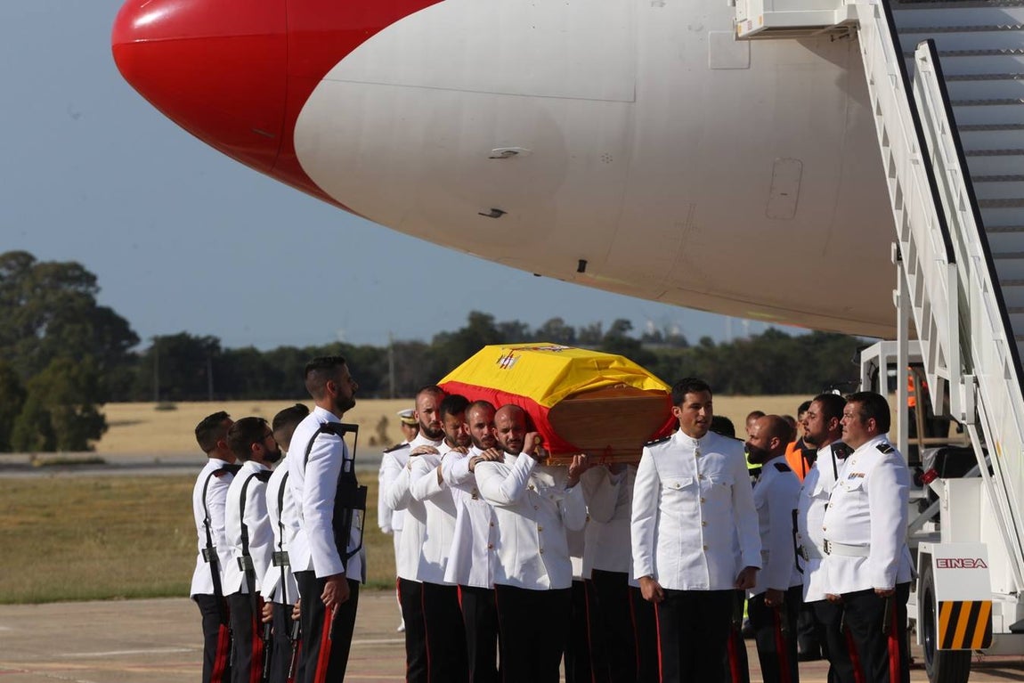 Fotos: Llegada del cuerpo de Antonio Carrero Jiménez a Rota