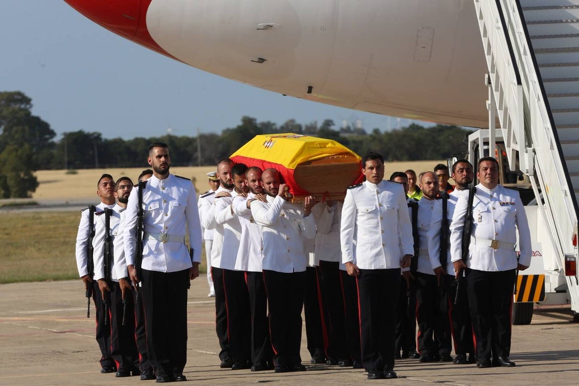 Fotos: Llegada del cuerpo de Antonio Carrero Jiménez a Rota