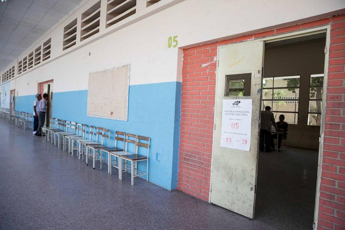 En imágenes: Los colegios electorales vacíos protagonizan la jornada electoral en Venezuela