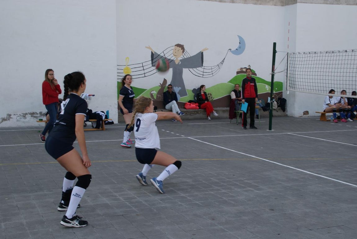 Las mejores imágenes del partido de voleibol juvenil femenino entre Raimundo Lulio y San Patricio Soto