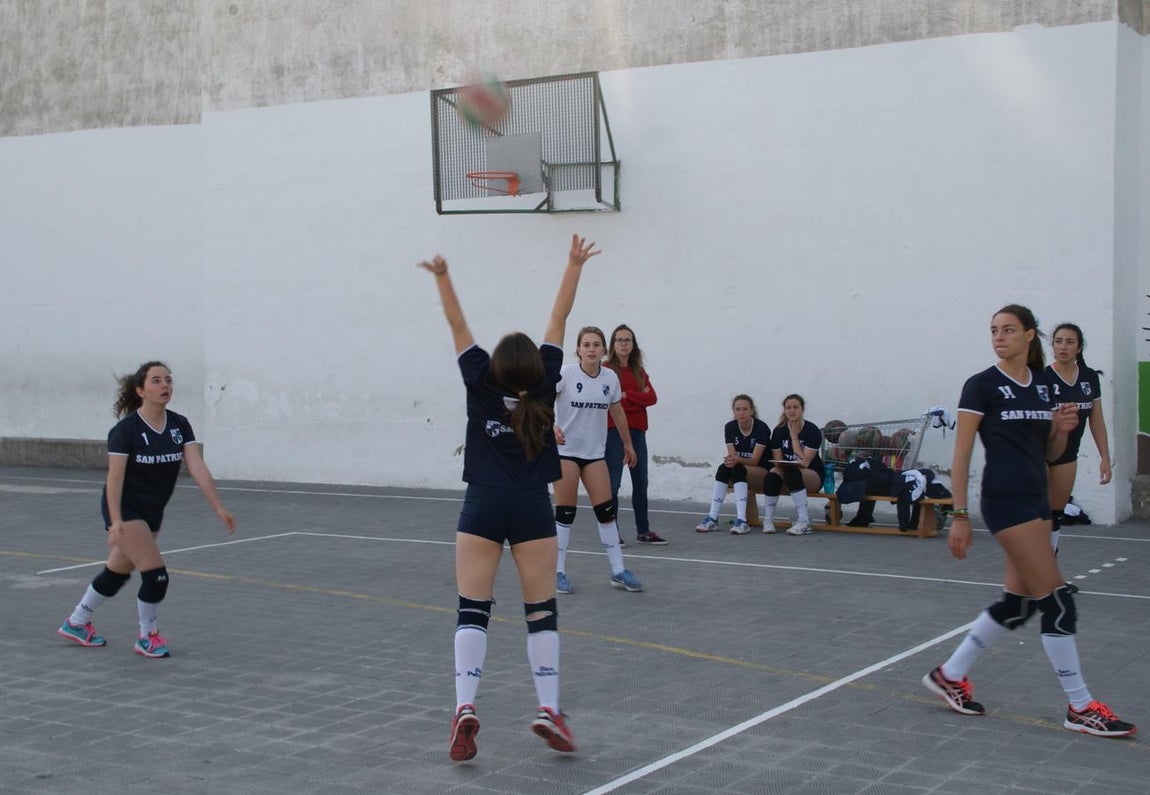 Las mejores imágenes del partido de voleibol juvenil femenino entre Raimundo Lulio y San Patricio Soto