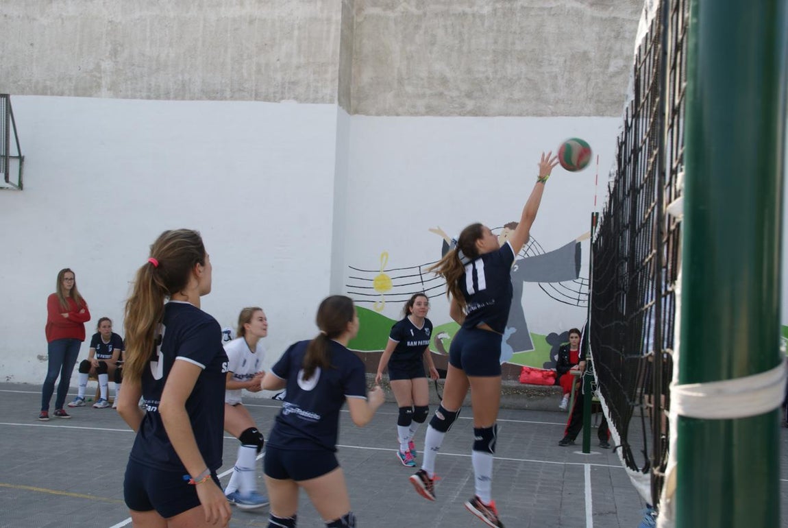 Las mejores imágenes del partido de voleibol juvenil femenino entre Raimundo Lulio y San Patricio Soto