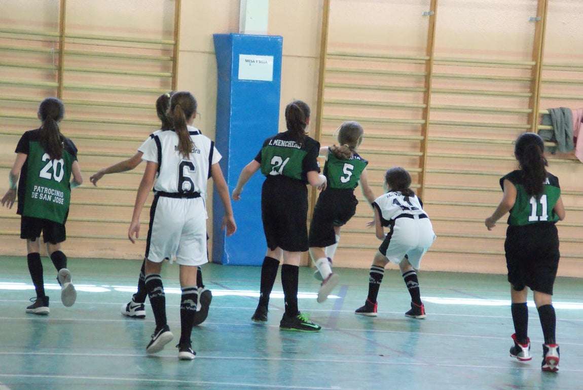 Las mejores imágenes del partido de baloncesto alevín femenino entre Valdefuentes y Patrocinio San José
