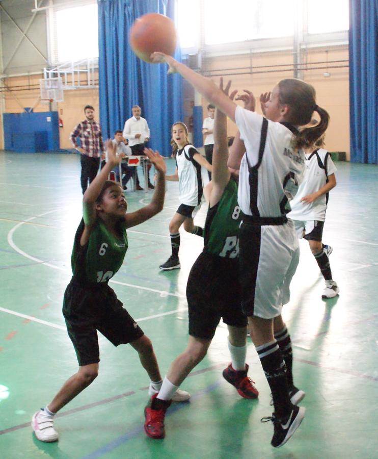 Las mejores imágenes del partido de baloncesto alevín femenino entre Valdefuentes y Patrocinio San José