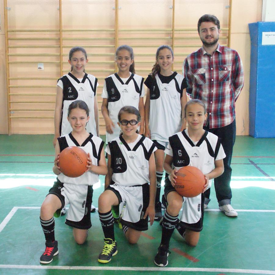 Las mejores imágenes del partido de baloncesto alevín femenino entre Valdefuentes y Patrocinio San José