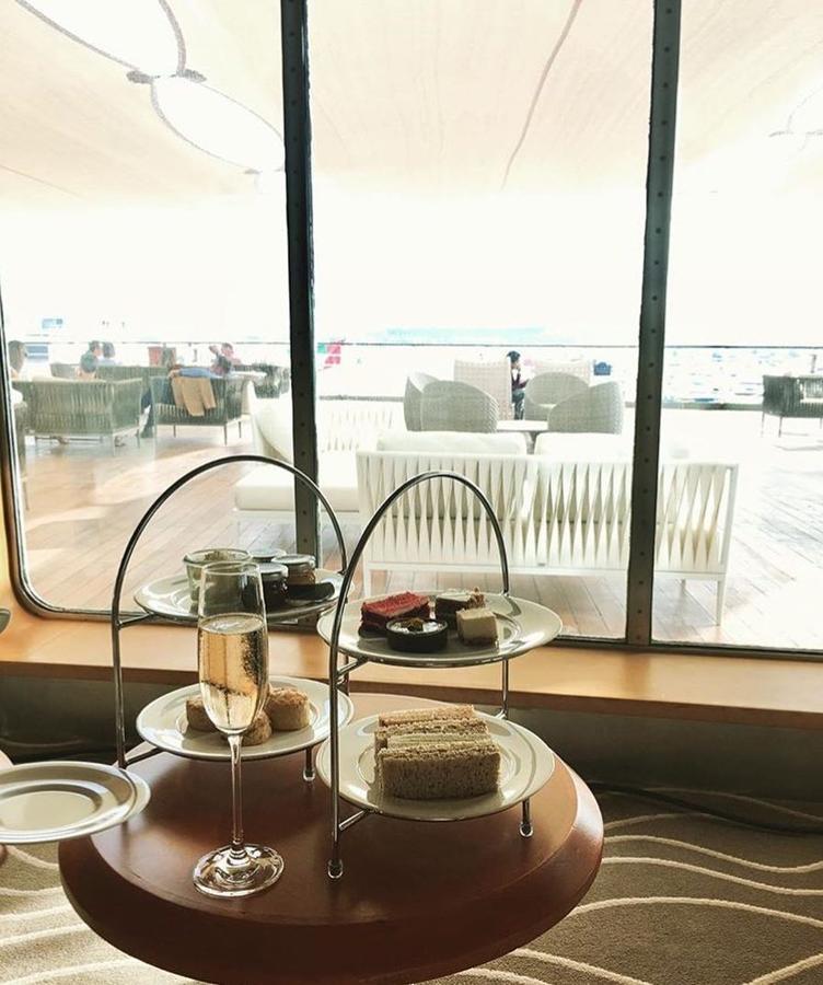 Gastro. El ahora <a href="https://www.qe2.com/hotel" target="_blank">hotel</a> presume de ofrecer una experiencia gourmet que mantiene los estándares del lujo siendo coherente con la tradición