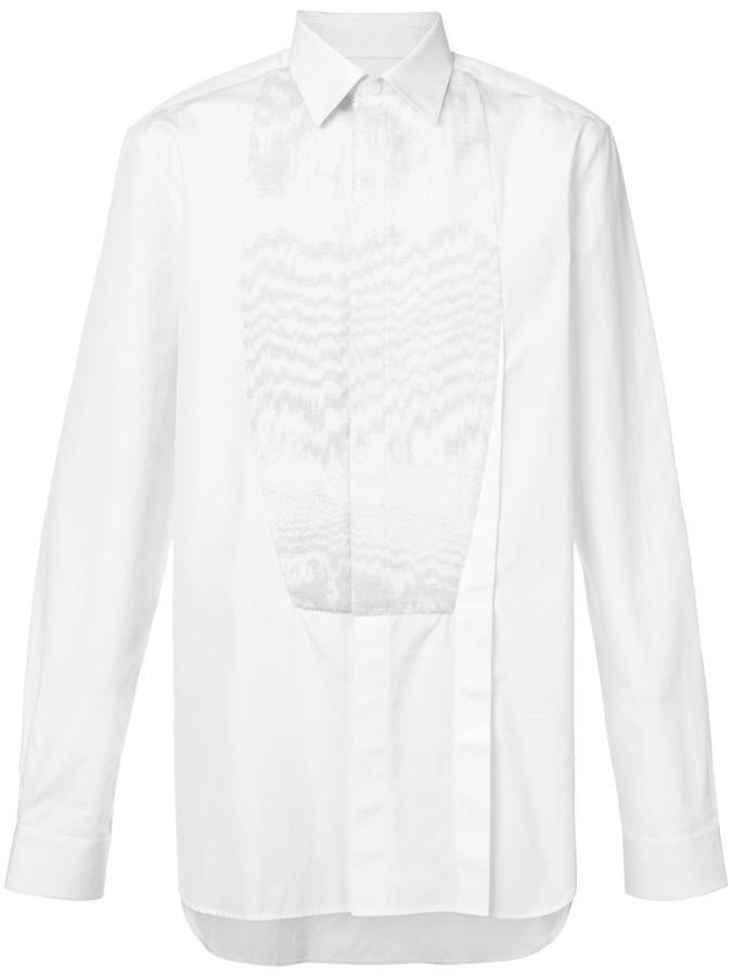 Camisa de Givenchy. Camisa con efecto moiré formal en algodón de color blanco de Givenchy con botones ocultos en el frente, manga larga, puños con botón, corte recto y dobladillo redondeado (Precio: 1981 euros).