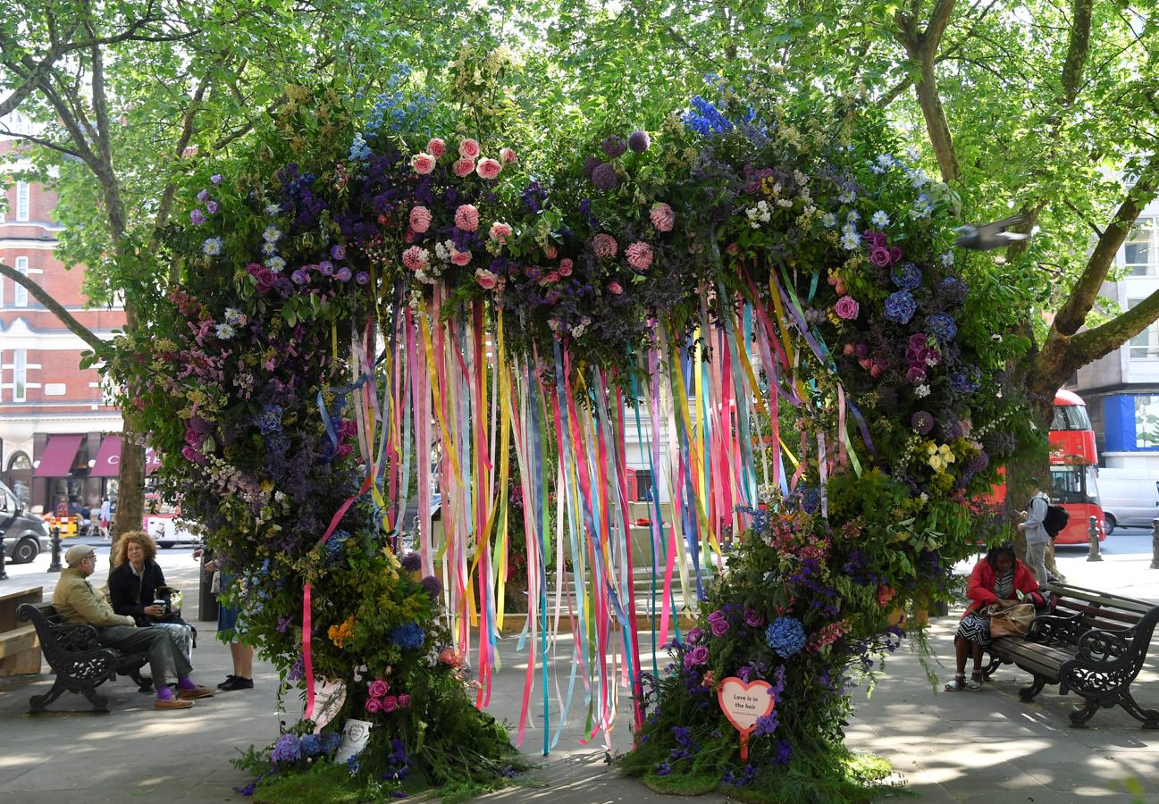 En el «Chelsea Flower Show» se pueden encontrar todo tipo de flores, los más increíbles diseños de jardines, obras de arte florales y otras muchas propuestas. 