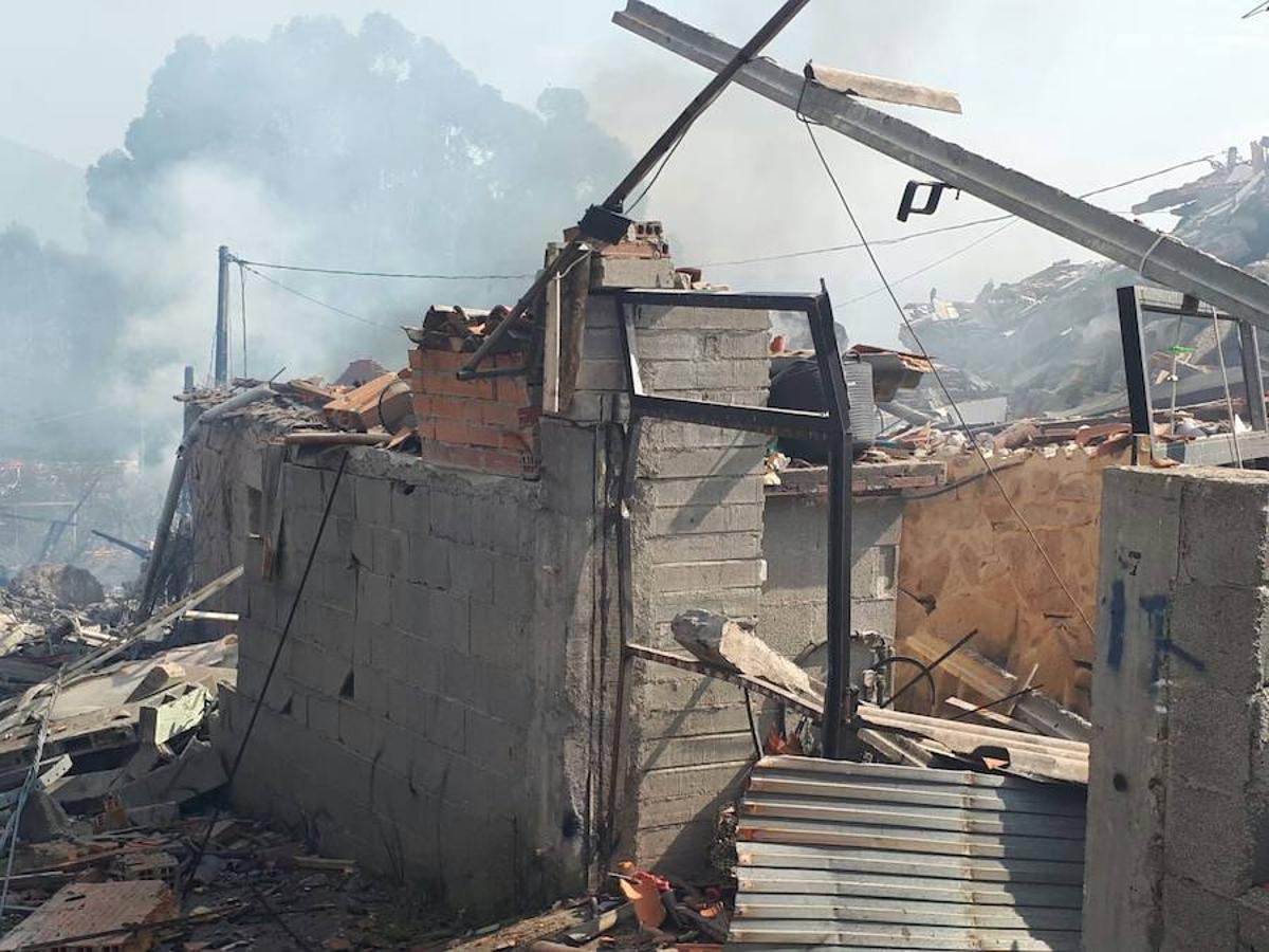 La explosión de una pirotecnia de Tui (Pontevedra) ha dejado un entorno devastado.. 