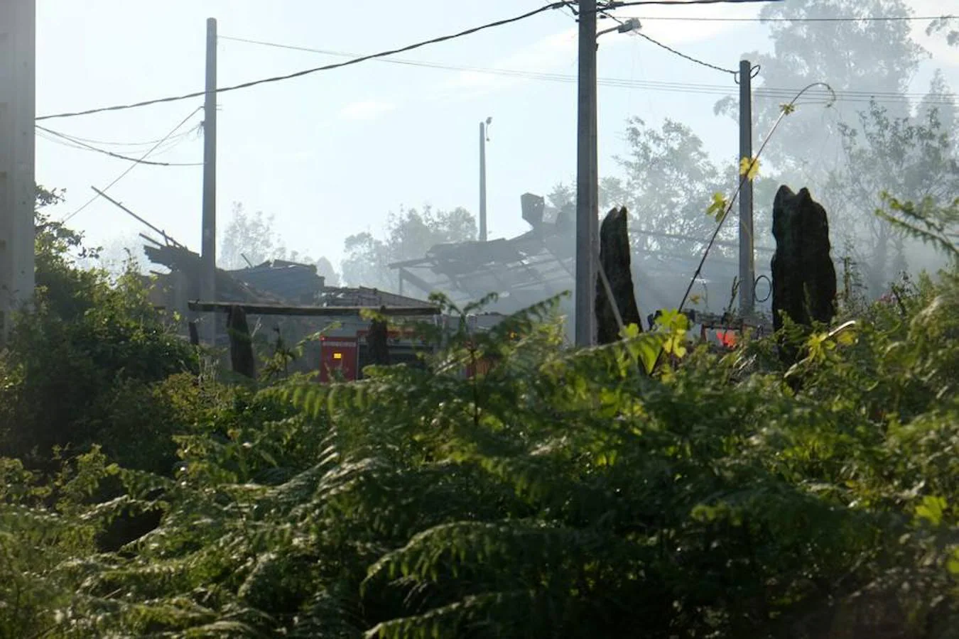 La explosión de una pirotecnia de Tui (Pontevedra) ha dejado un entorno devastado.. 