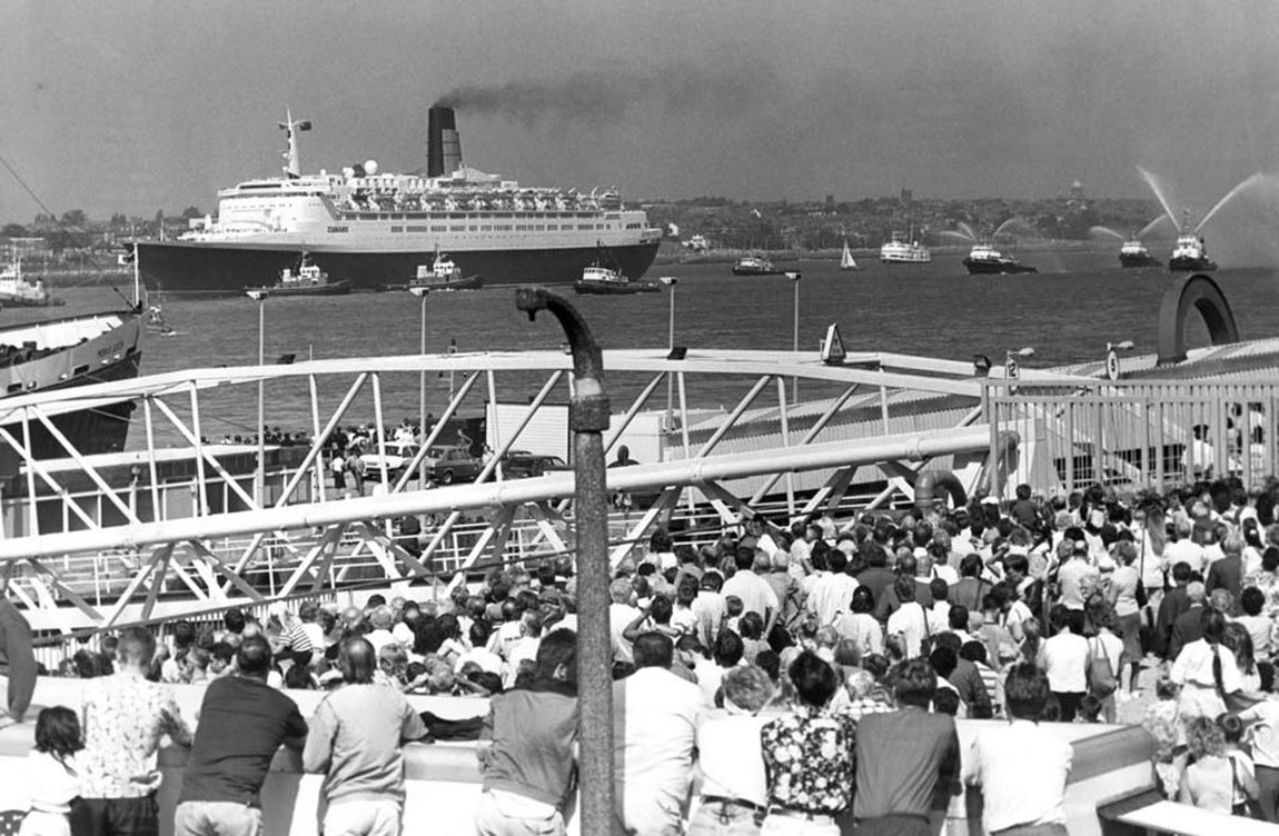 Primer viaje. Acto seguido, rompió una<a href="https://www.abc.es/tmp/summum/gastronomia-gourmet/abci-diccionario-lujo-vino-201707300406_noticia.html" target="_blank"> botella de vino</a> australiano contra la proa y la embarcación soltó amarras