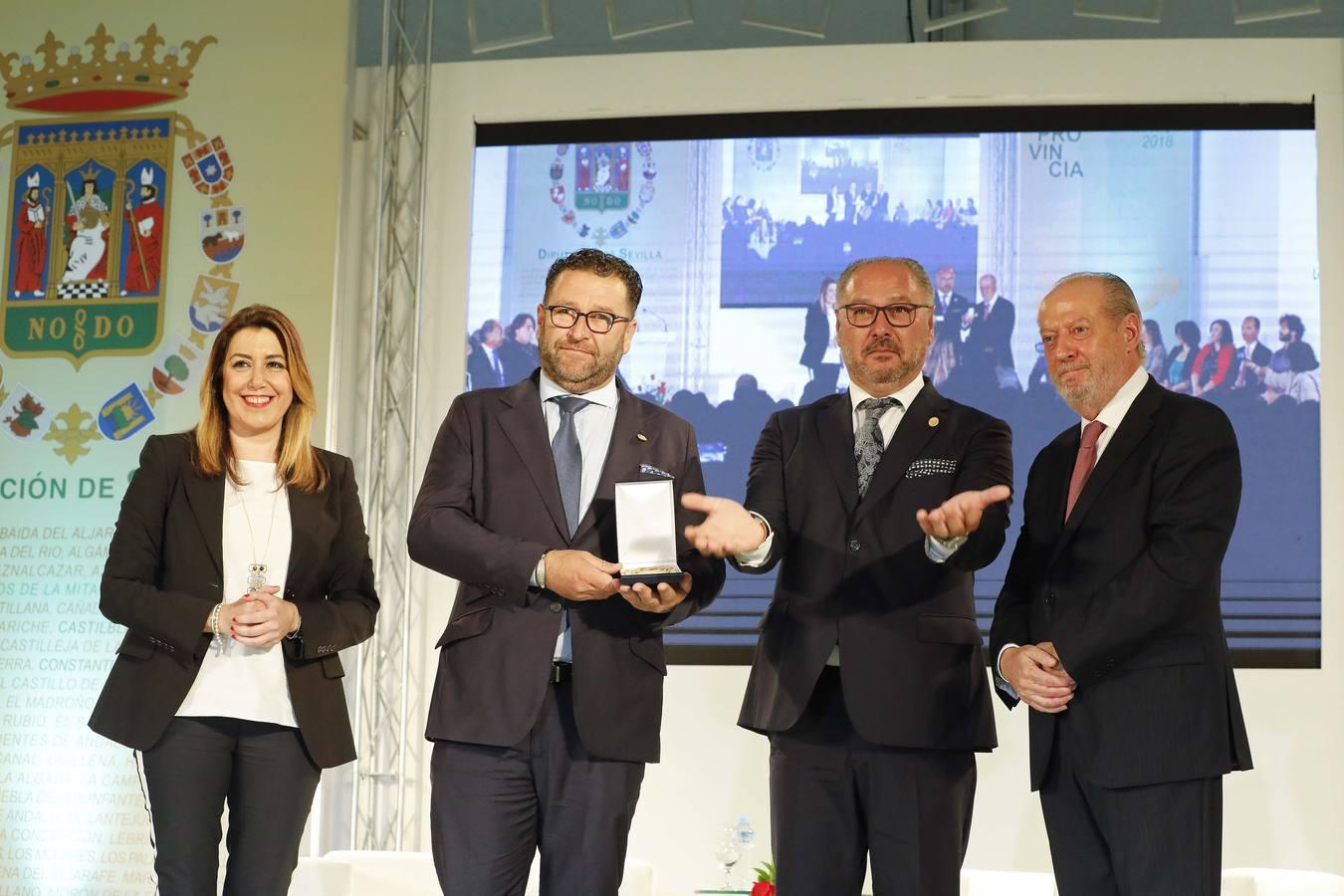 La empresa Los Alcores de Carmona recibió una placa de honor que fue recogida por sus fundadores, José Antonio y Francisco Rodríguez