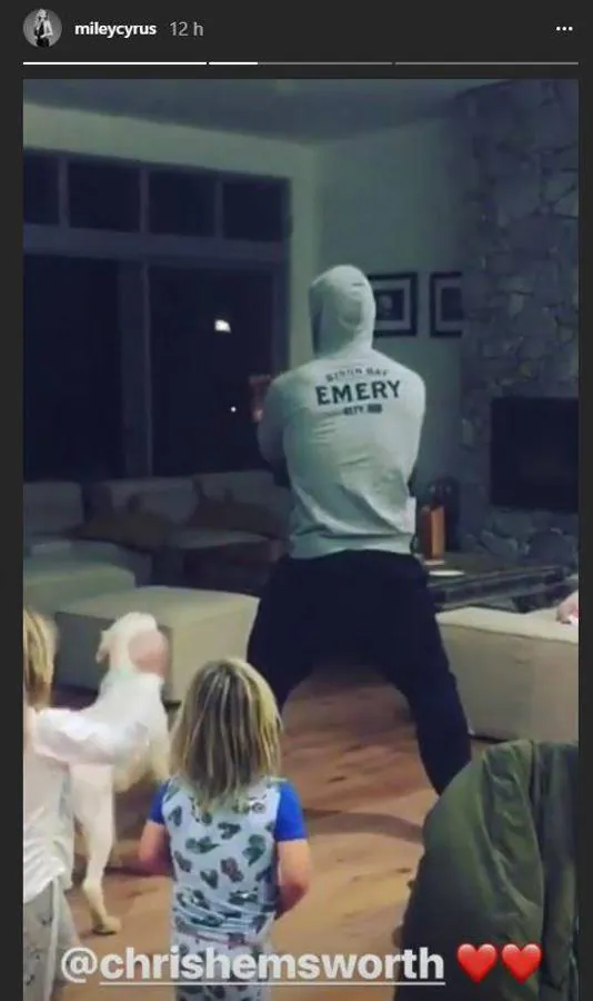 Milye Cyrus. La cantante celebra cómo su cuñado, Chris Hemsworth -marido de Elsa Pataky- baila una de sus canciones, Wrecking Ball, con sus hijos