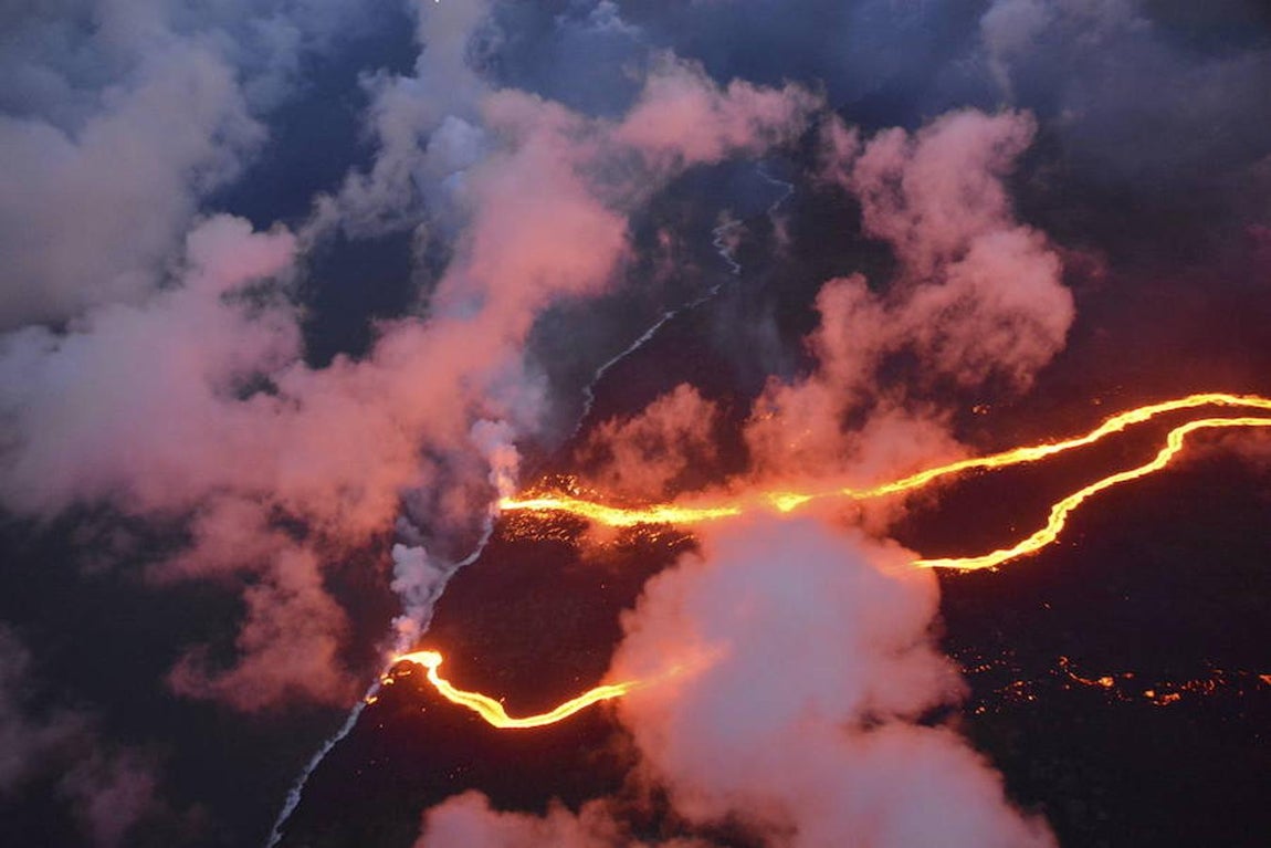 Fotografía cedida por el Servicio Geológico de los Estados Unidos (USGS) que muestra flujos de lava canalizados que se derraman. 