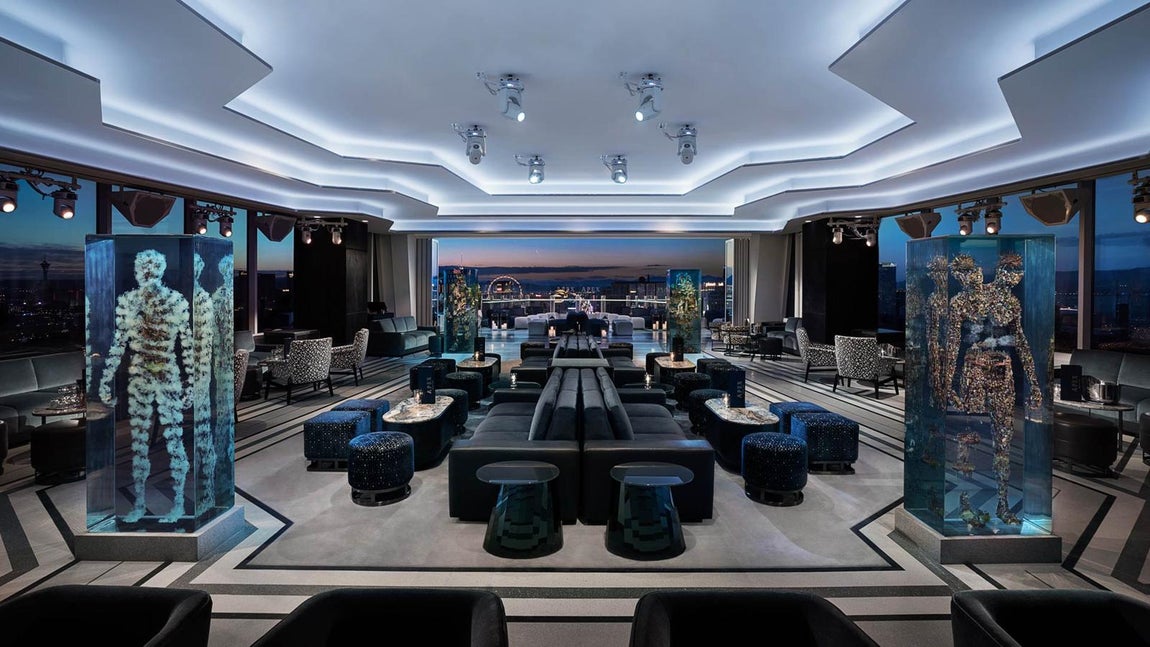 Discoteca. Se llama The Apex y está en el ático. Su particularidad exhibe alrededor de la sala obras de Dustin Yellin. Se trata de collages con forma humanoide que pesan más de 3.000 kg cada uno