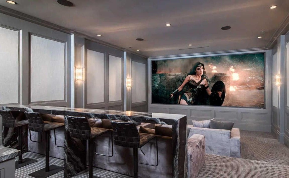 LeBron James. Una de las estancias más lujosas de la mansión es la sala de cine. La estancia hace las delicias de una familia en la que todos sus miembros son aficionados al séptimo arte. James y Savannah Brinson, su novia del instituto, tienen tres hijos: Bryce Maximus James, LeBron James Jr. y Zhuri James