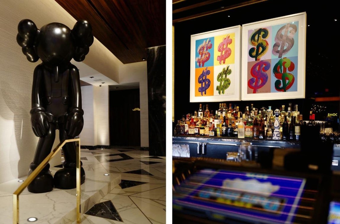 Rincones Pop. A la derecha, el «Dollar Sign», de Andy Warhol: de las más apropiadas obras en el casino. A la izquierda, «Companion» (KAWS)