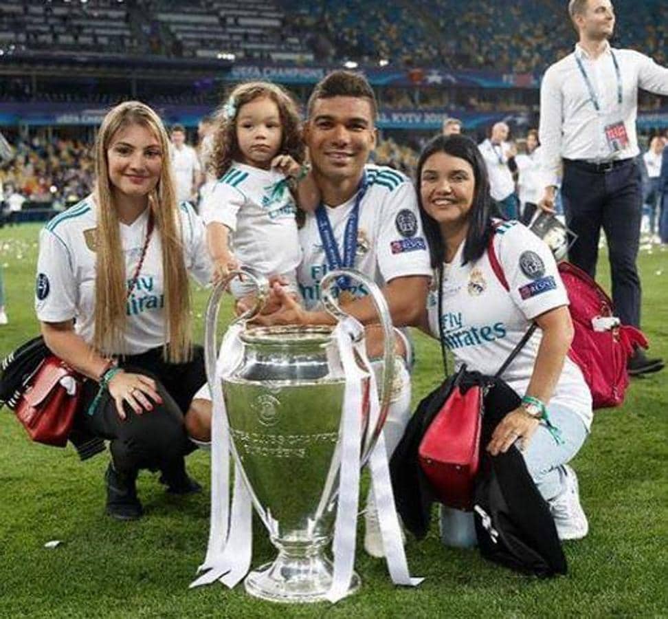 Anna Mariana Casemiro. La mujer del centrocampista brasileño bajó al campo a celebrar la victoria de la Champions League con su marido y su hija Sara