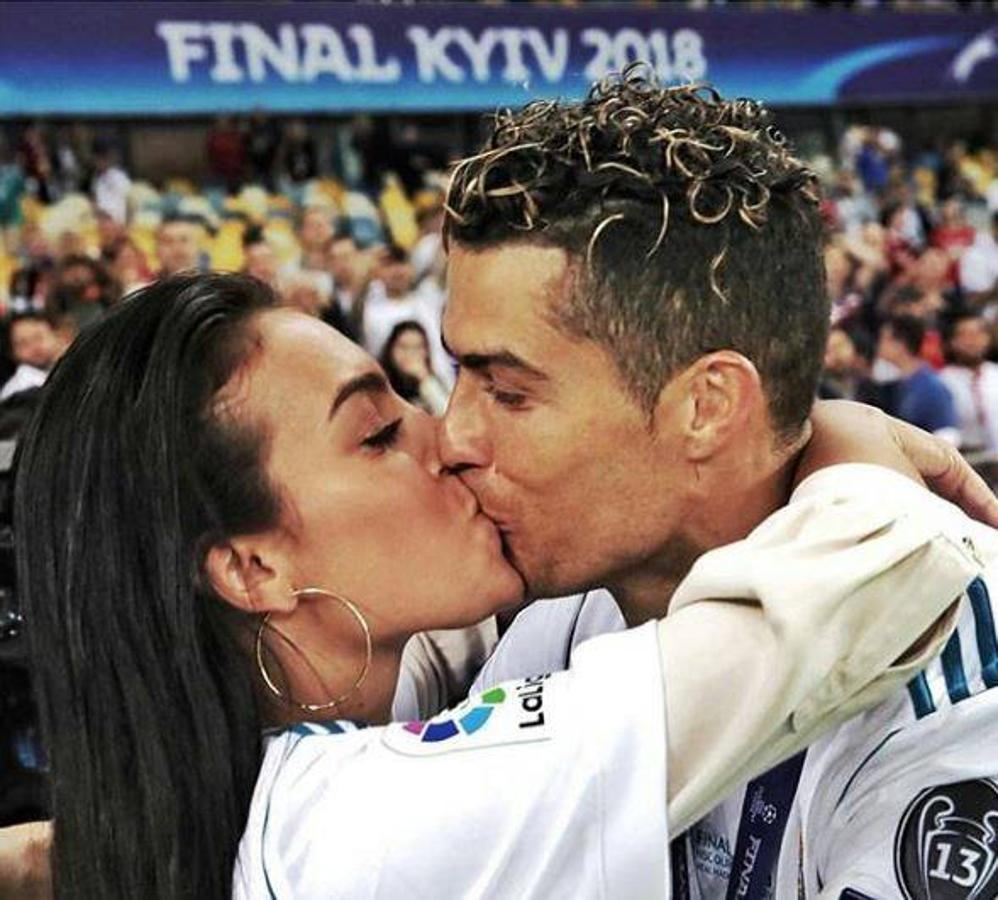 Georgina Rodríguez. La pareja del astro portugués, Cristiano Ronaldo, saltó al campo llena de euforia a celebrar con su chico un triunfo más. Aprovecharon cada momento para derrochar amor por todos los costados y beso tras beso, la modelo consiguió que al menos el futbolista no siguiera acaparando la atención con el devenir de su futuro...