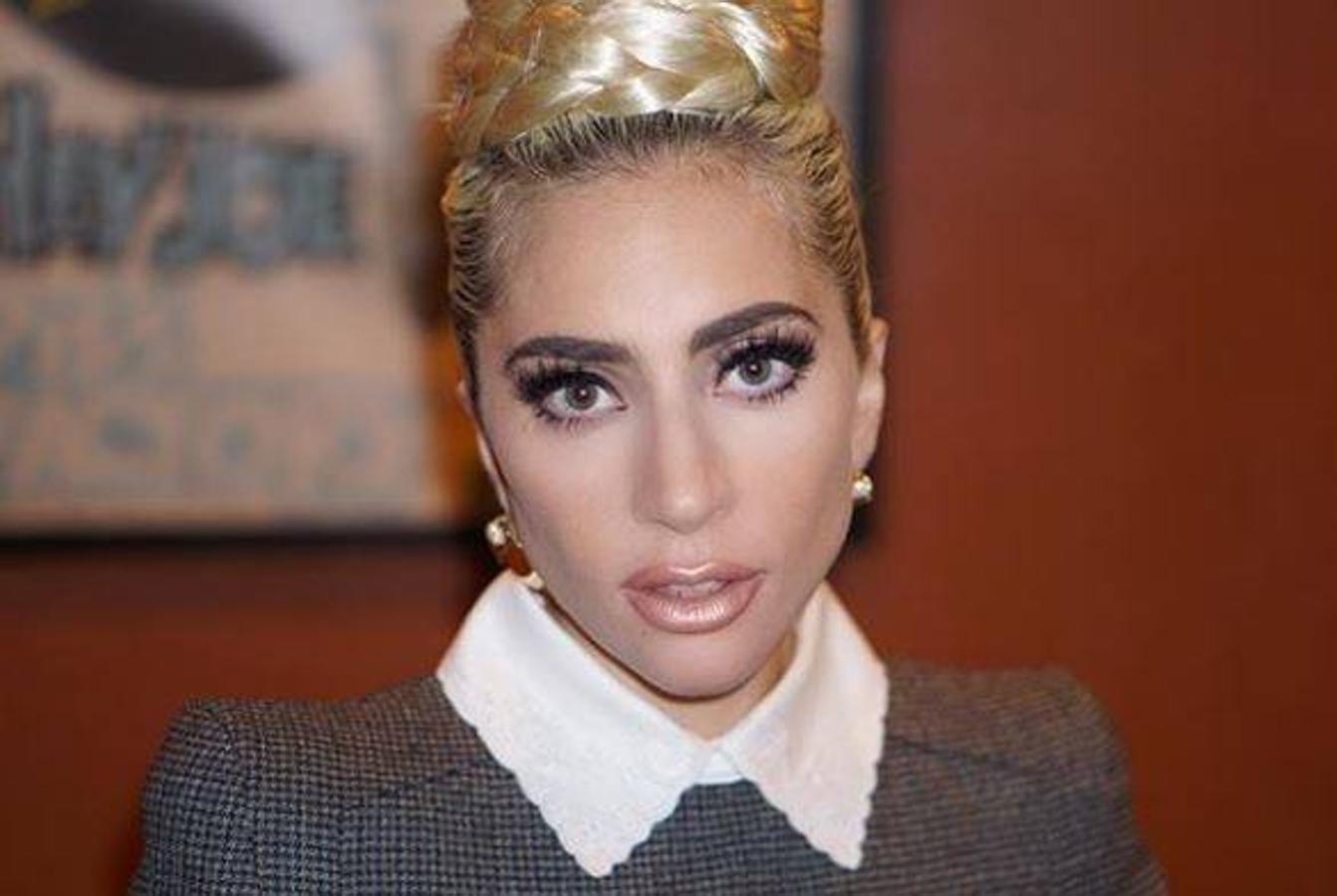 Lady Gaga. La cantante ha actualizado su cuenta con tres instantáneas de la misma sesión de fotos en la que viste con un vestido ajustado de cuadritos y un cuello blanco