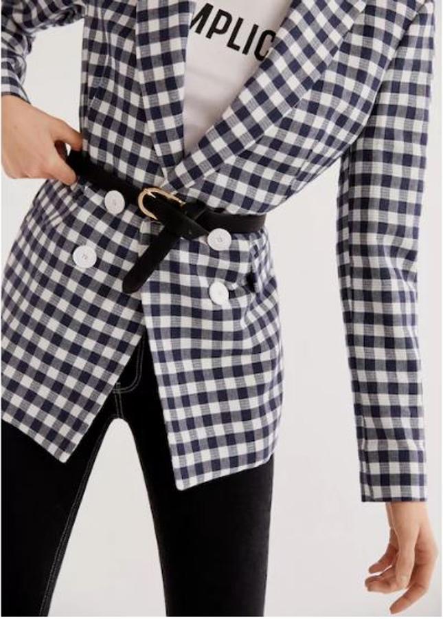 Americana de cuadros vichy en azul y blanco, de Mango (59,99 euros). 