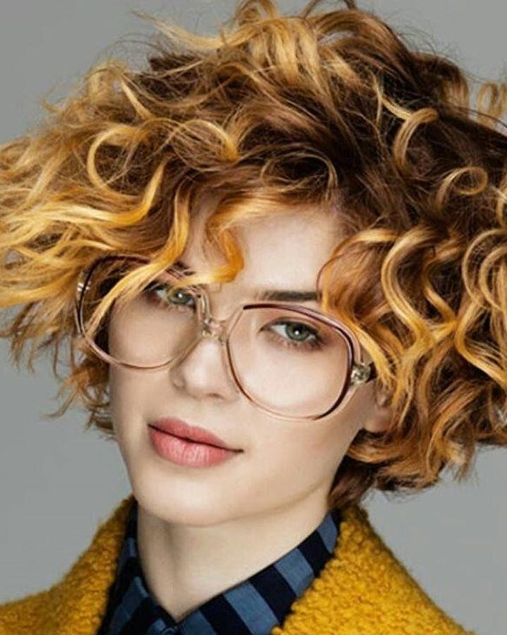 Curl Bob. El siguiente paso a Cate Blanchett es este curl bob, en el que el rizo queda más pronunciado. El truco está en coger un rizo bastante grande para que quede natural.