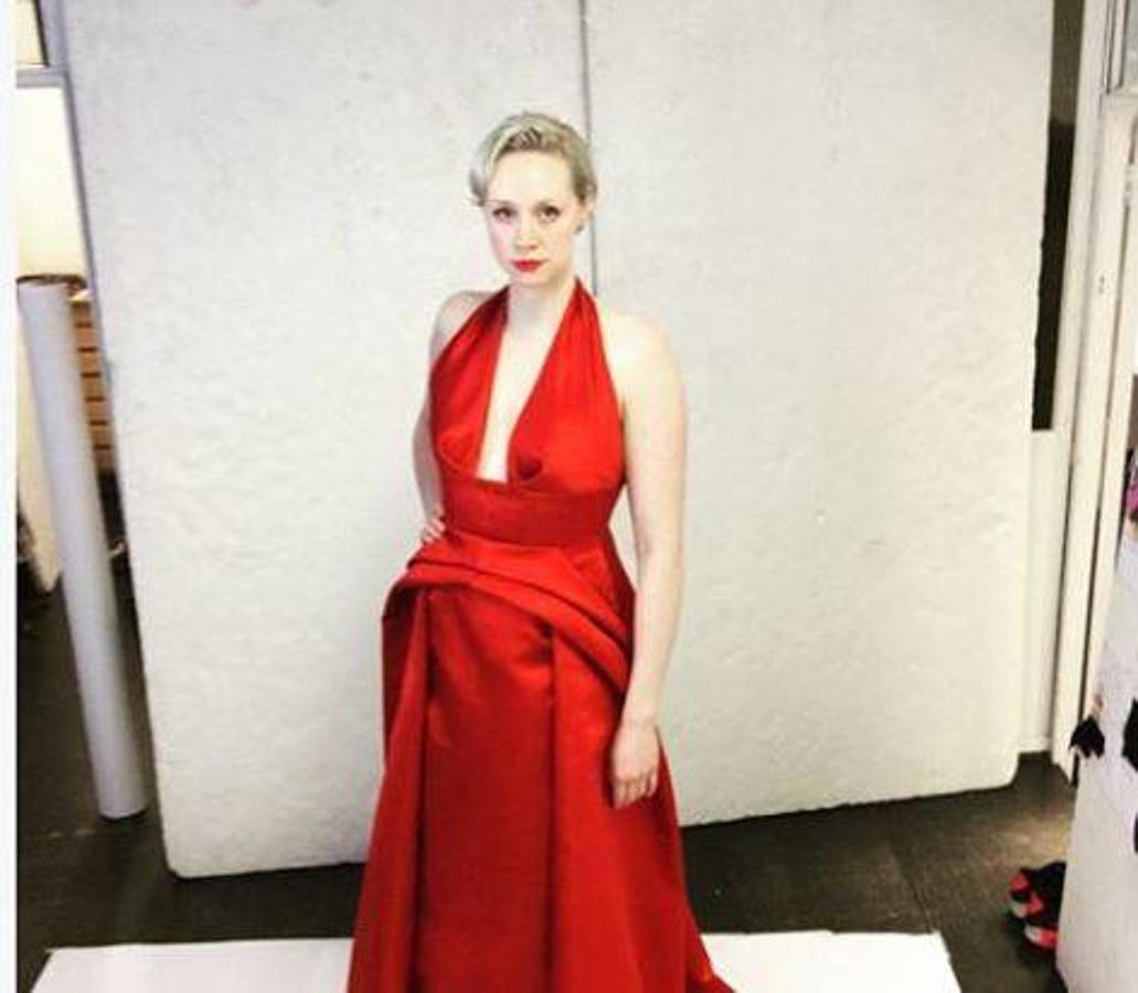 Micro Bob. La actriz Gwendoline Christie ha probado con una nueva versión del corte bob: ha optado por la modalidad micro -con un largo más o menos por debajo de las orejas- y un flequillo con la misma longitud.