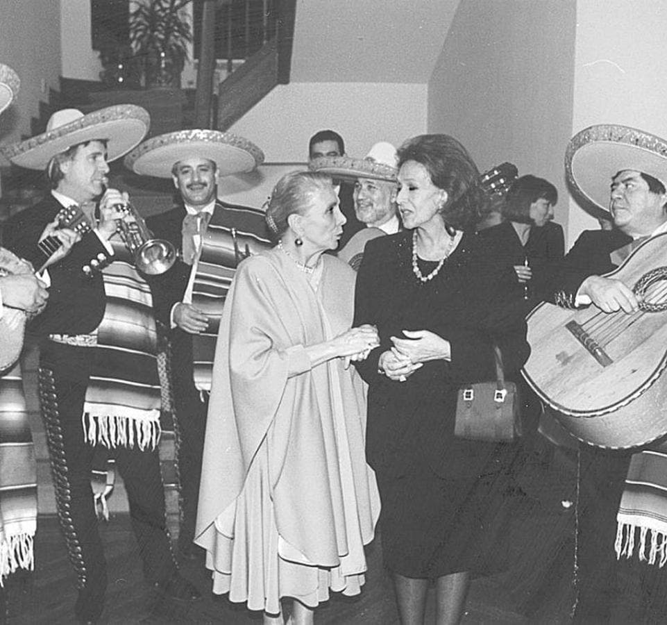 La cantante durante un acto de homenaje al embajador de México en España. Aparece junto a la actriz Amparo Rivelles