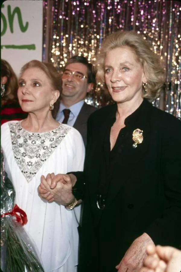 La artista junto a la actriz estadounidense Lauren Bacall en 1991