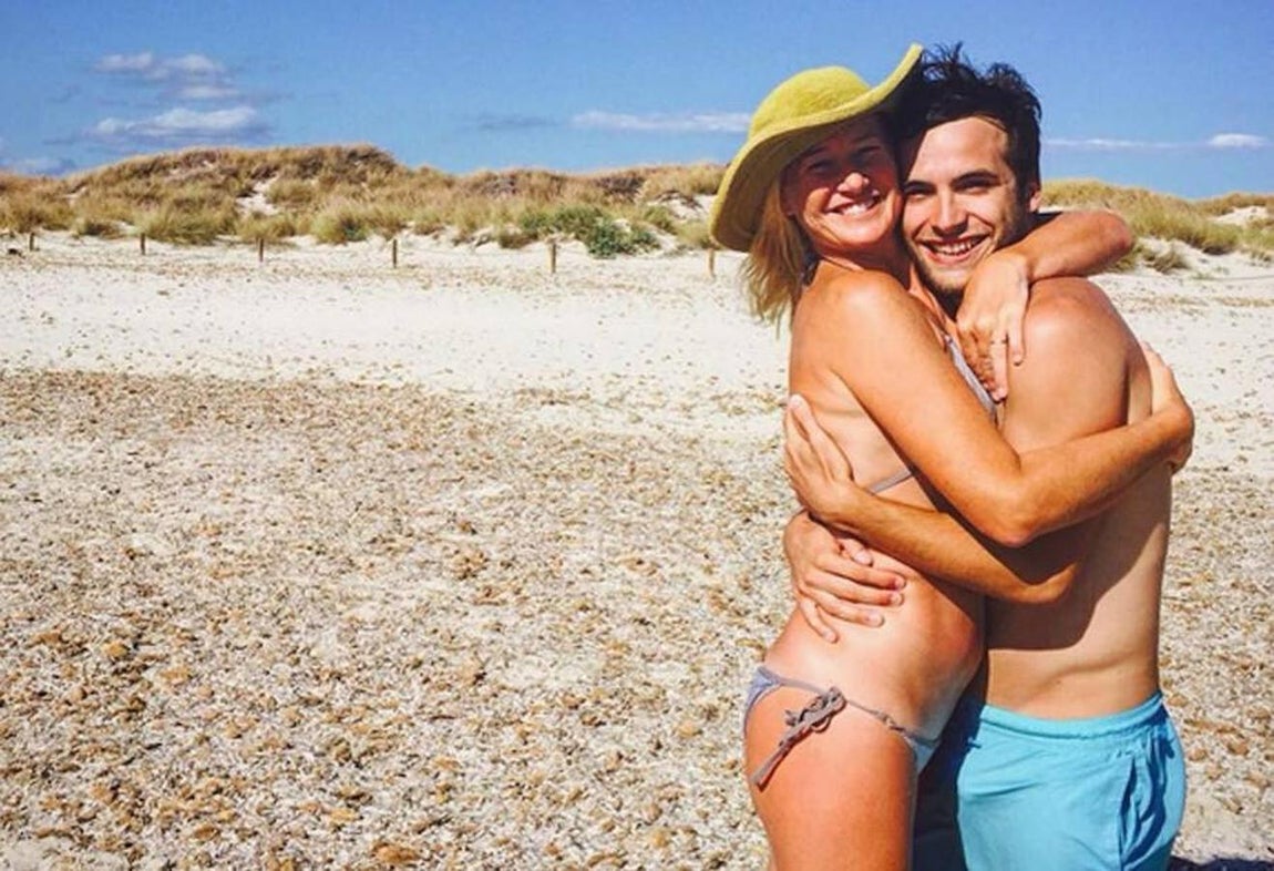 Con Ana Duato en una playa de Almería en 2015, en una foto que subieron a Instagram. 