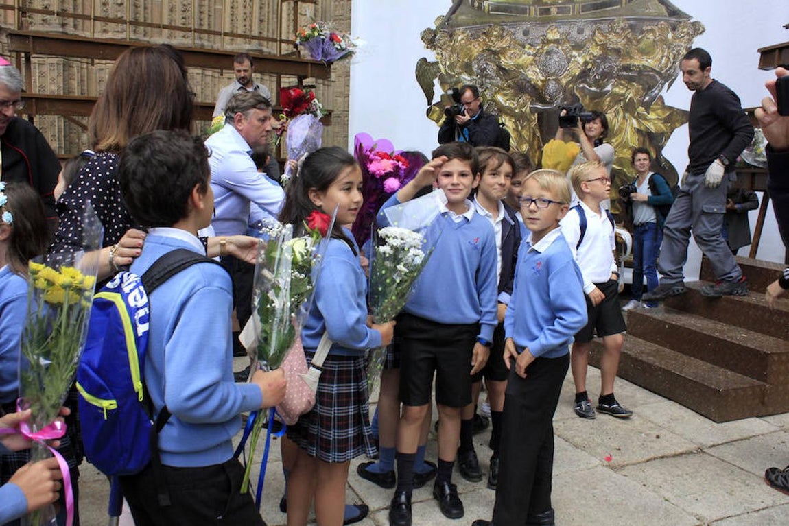 Una colorida ofrenda floral