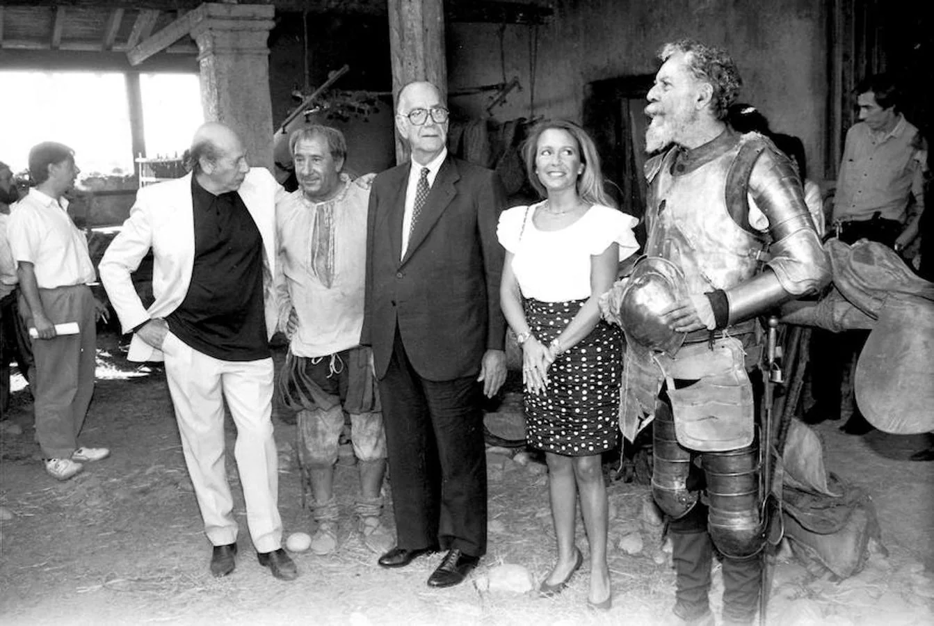 Camilo José Cela, junto a Emiliano Piedra, Alfredo Landa, Marina Castaño y Fernando Rey, en una pausa del rodaje de la serie de televisión de Gutiérrez Aragón en 1990. 