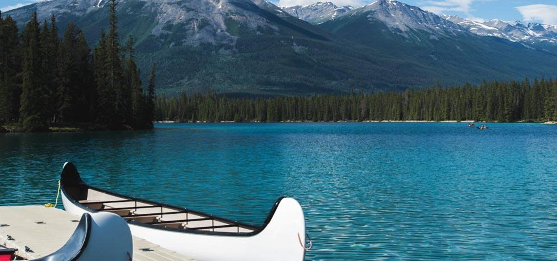 Así es Fairmont Jasper Park Lodge. El resort está situado en el magnífico Parque Nacional Jasper de Alberta, Canadá, declarado Patrimonio de la Humanidad por la Unesco