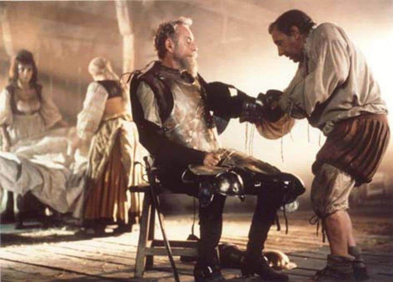 Sancho (Alfredo Landa) ayuda a quitarse el traje a Quijote (Fernando Rey). 