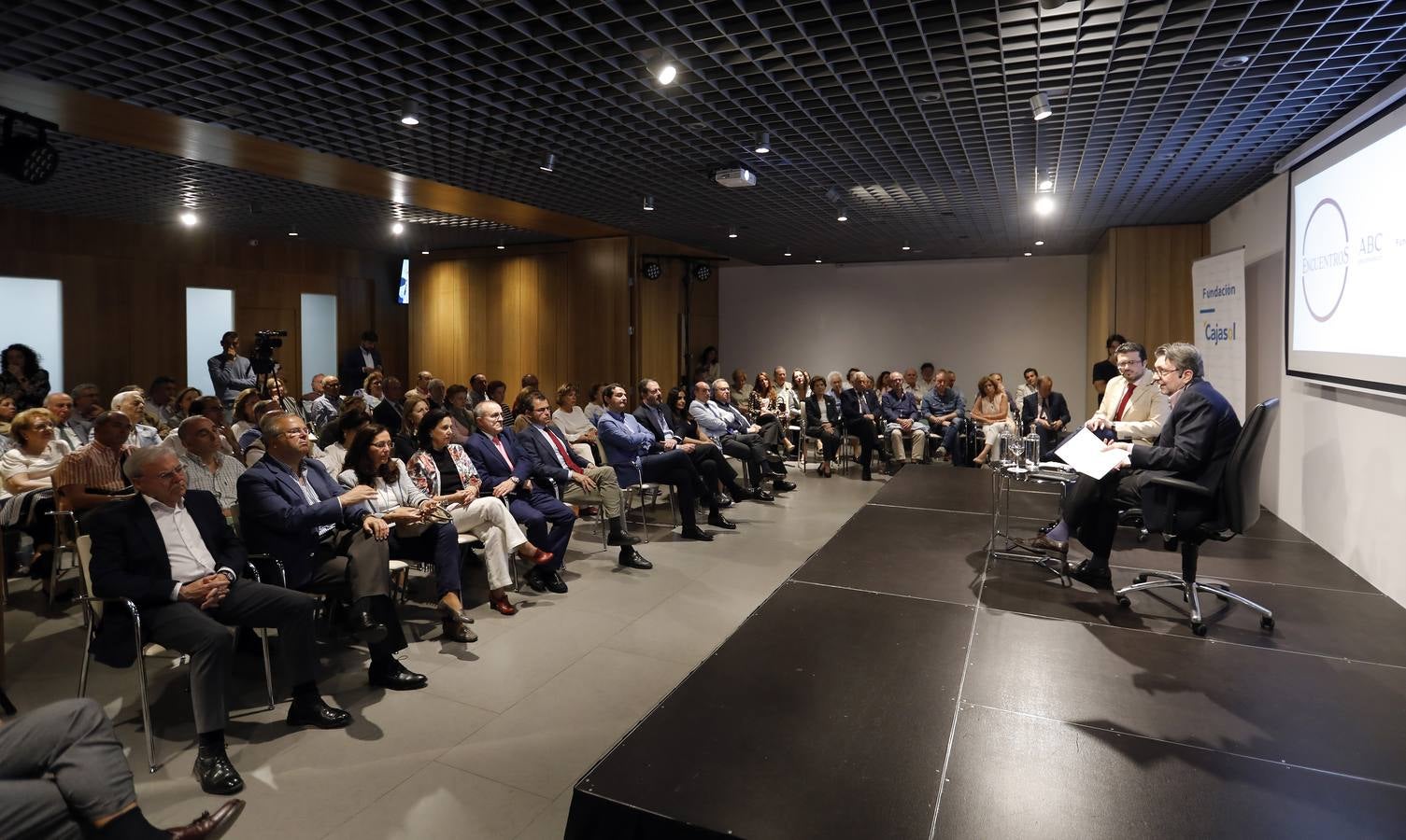 En imágenes, el encuentro con Ignacio Camacho