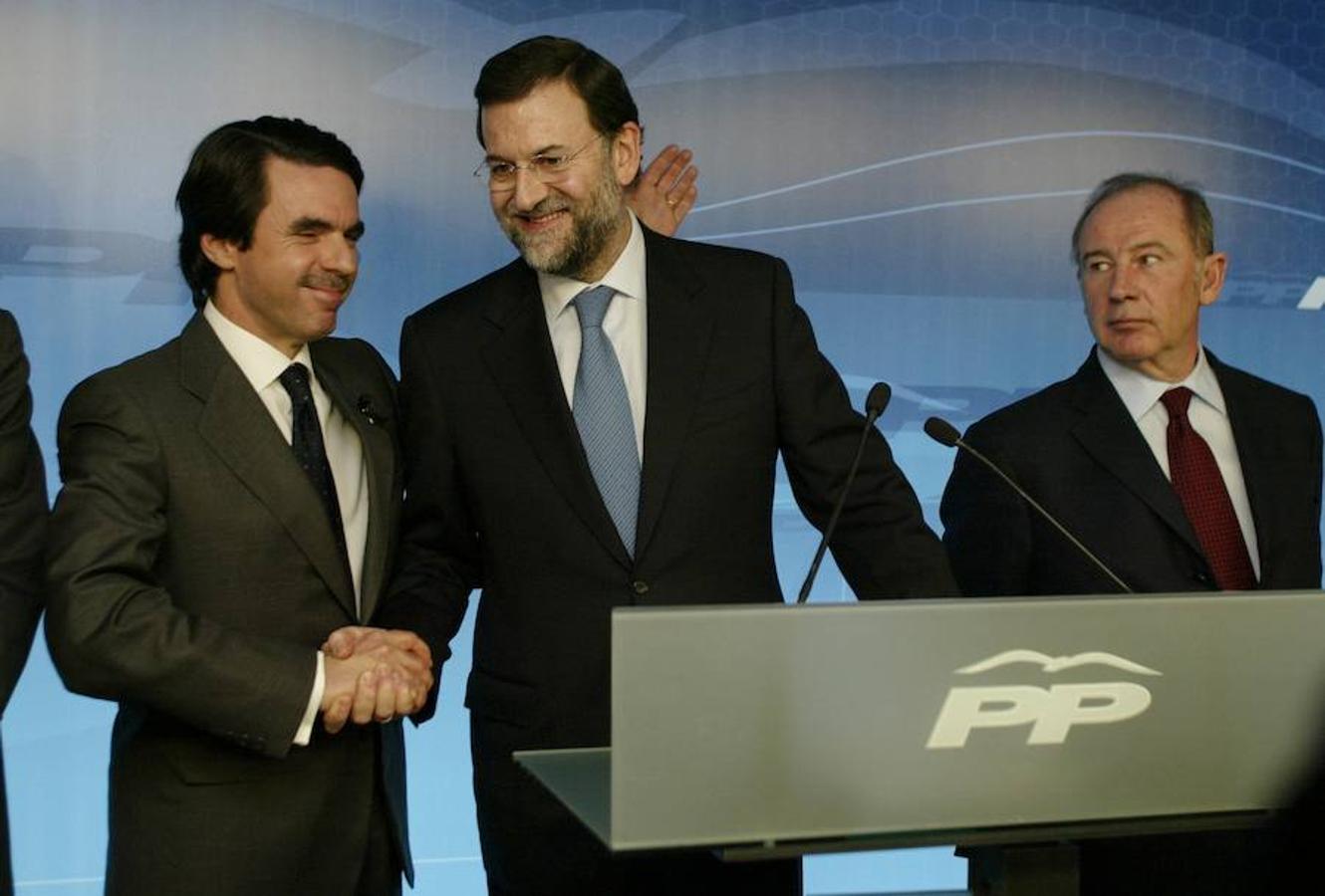 Aznar lo nombra sucesor y se presenta a las elecciones de 2004 contra José Luis Rodríguez Zapatero. En la imagen, la noche electoral. 