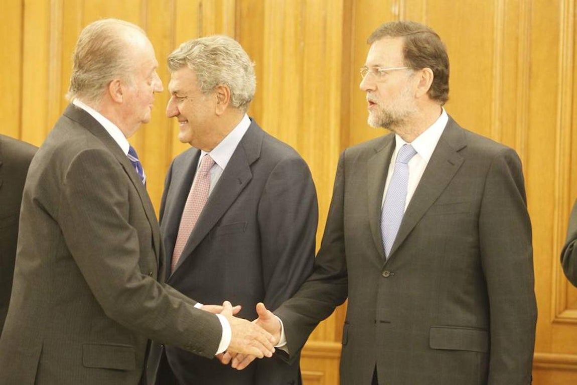 En diciembre de 2011, tras ganar las elecciones toma posesión como presidente del Gobierno junto a sus ministros. 