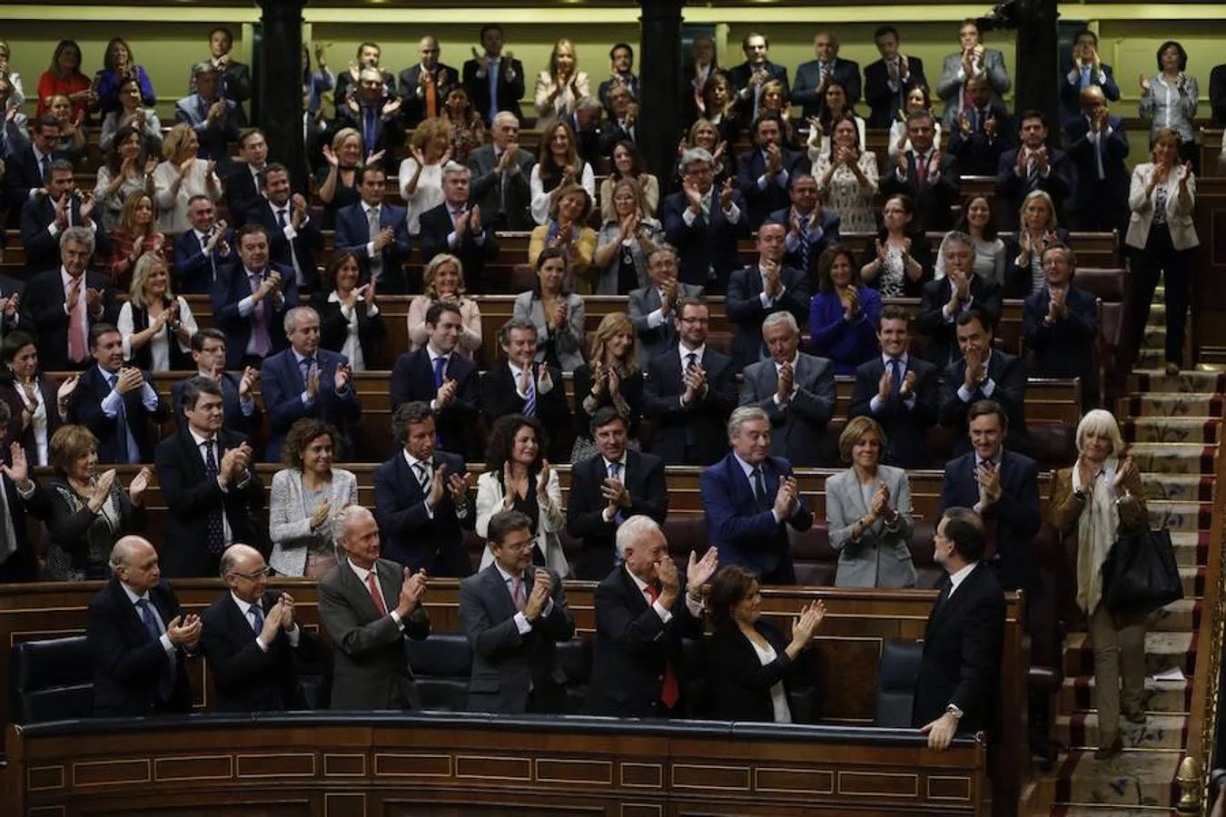 Tras volver a aceptar el encargo del Rey, Rajoy se sometió a un segundo debate de investidura, en el que logró ser investido en segunda ronda por mayoría simple gracias a la abstención de 68 de los 83 diputados presentes del PSOE. 