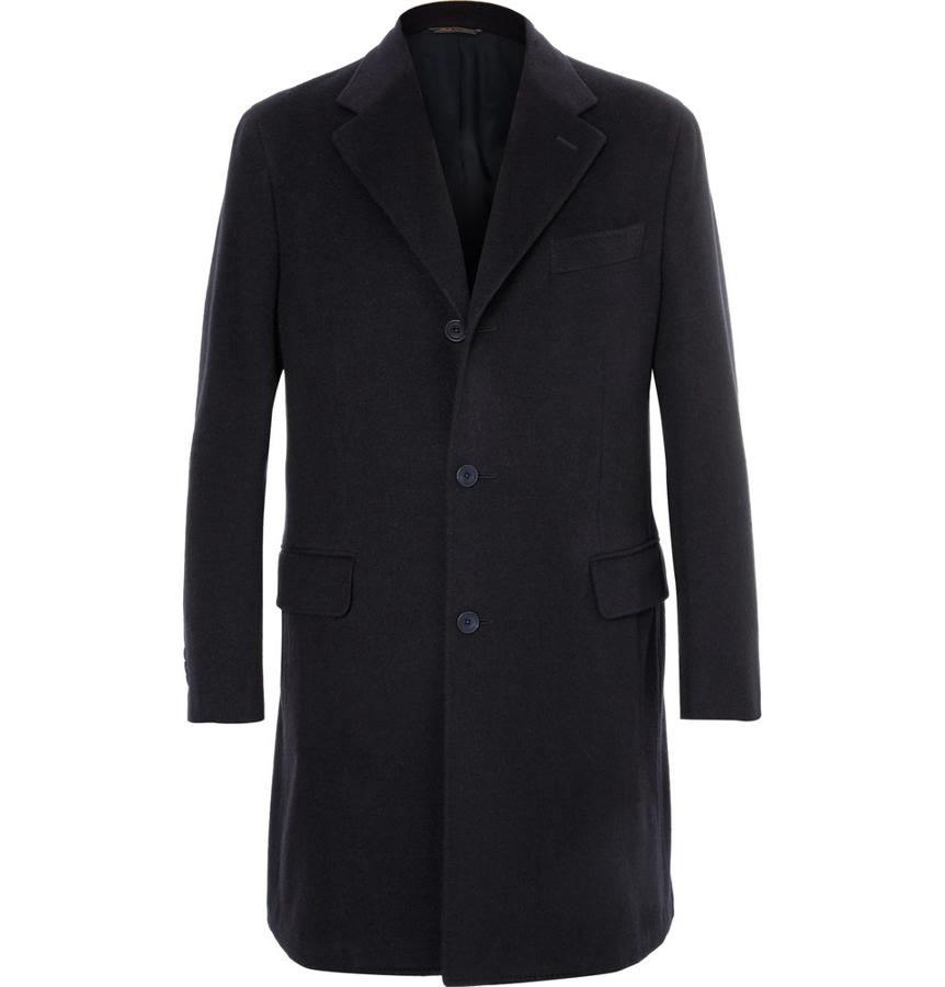 Abrigo de Thom Sweeney. Realizado en cashmere azul marino, elegante abrigo tres cuartos con botonadura tradicional y dos bolsillos laterales (Precio: 2740 euros).