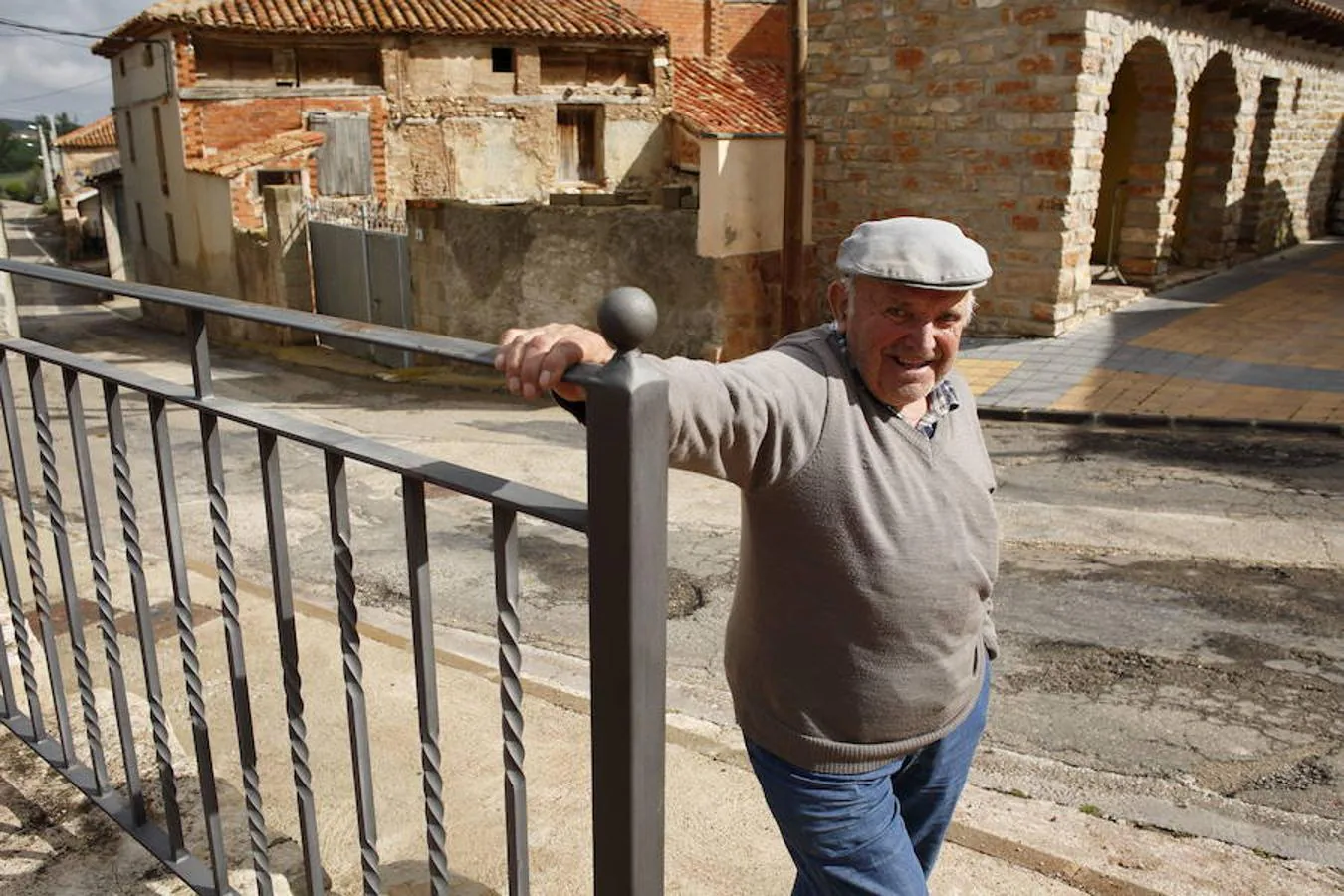 Teruel pierde 100 habitantes cada mes, denuncia a ABC Gimeno, portavoz de Teruel Existe, que acompaña al medio a Corbatón, donde se encuentran 23 residentes según el último Padrón. 