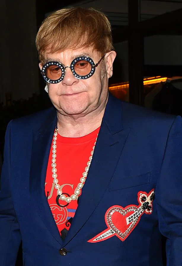 Reginald Kenneth Dwight. Según aseguró el propio Elton John durante una entrevista, «no soy demasiado aficionado al nombre de Reginald. Me recuerda a un hiombre inglés de los años 50»