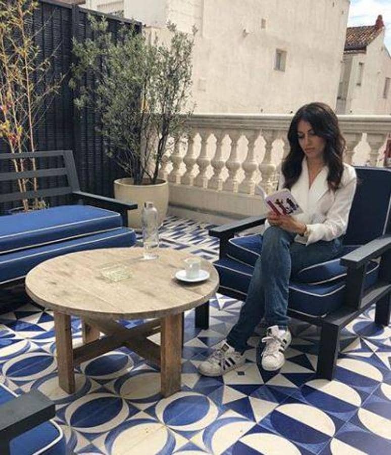 Hiba Abouk. La actriz aprovecha su tiempo libre entre reunión y reunión para descansar en la terraza de su habitación en la que se hospeda en Madrid