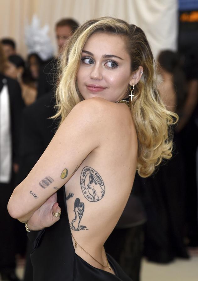 Destiny Hope Cyrus. Miley Cyrus nació bajo el nombre de Destiny Hope (Destino Esperanza) porque sus padres creyeron que llegaría a conseguir grandes éxitos. Se ganó su sobrenombre «Miley» porque sonreía mucho («Smiley») cuando era pequeña y decidió quedarse con ese mote como nombre artístico.