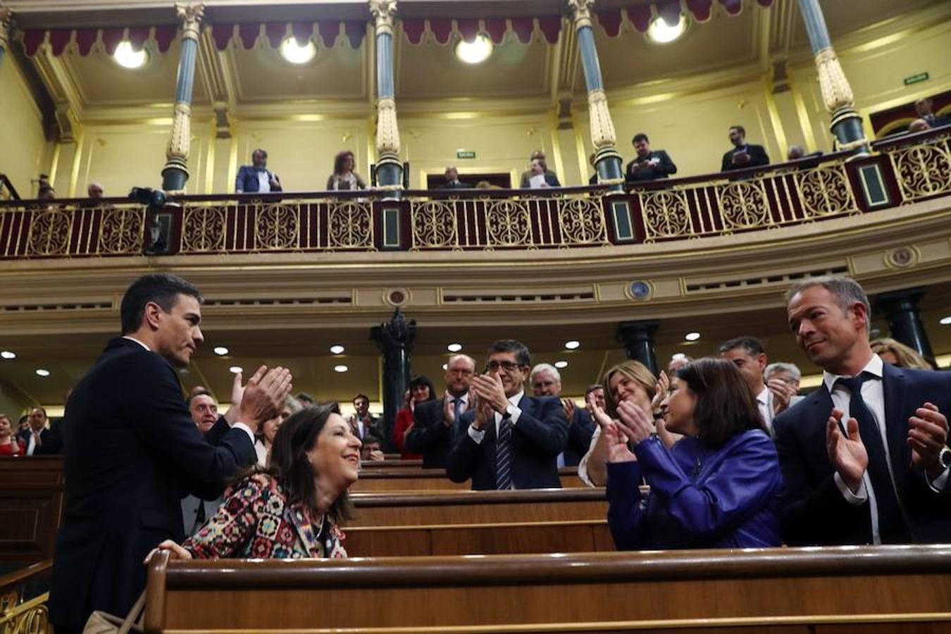 Pedro Sánchez recibió una sonora ovación de su grupo cuando entró al hemiciclo. 