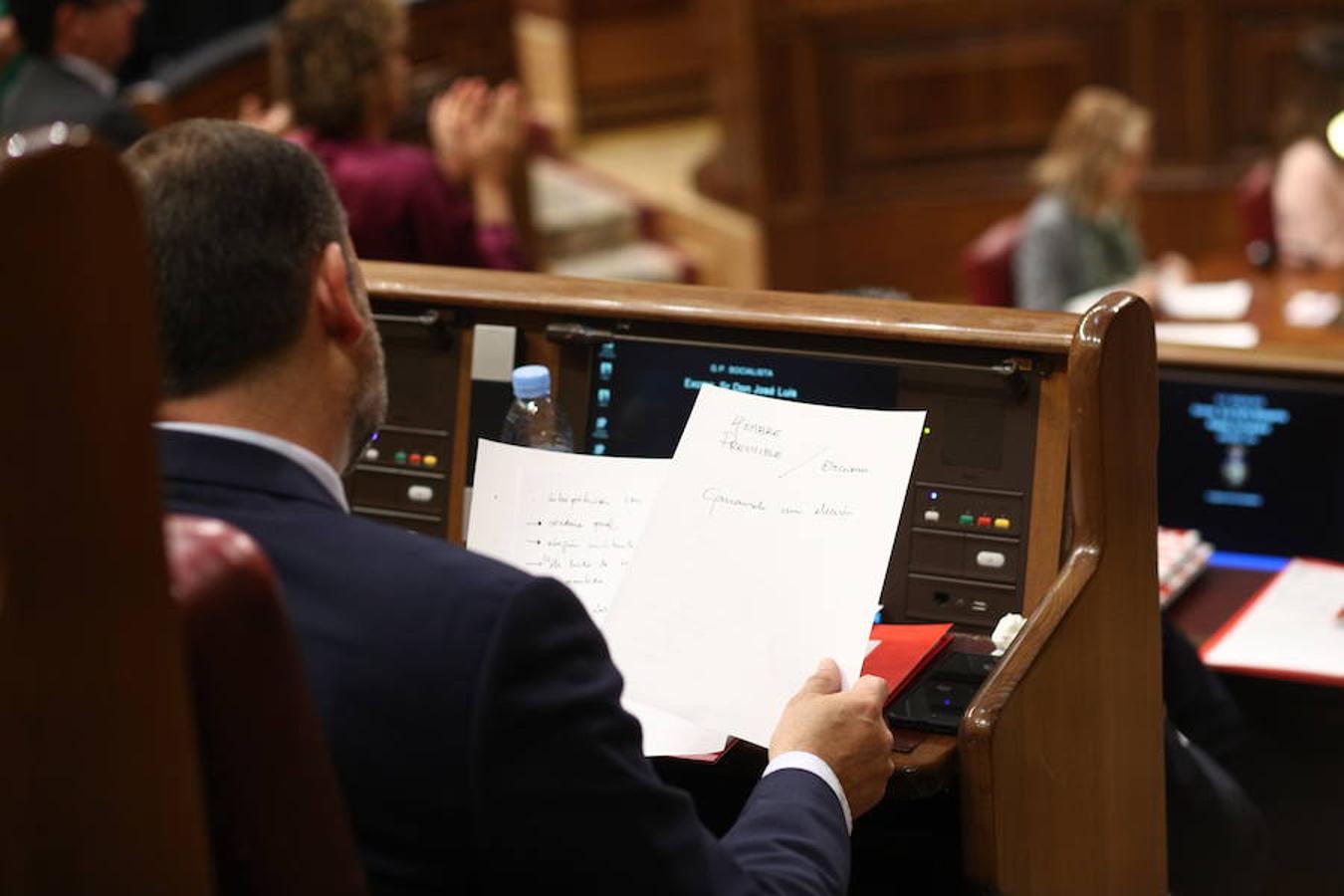 Algunos apuntes de Ábalos durante la intervención de Mariano Rajoy. 