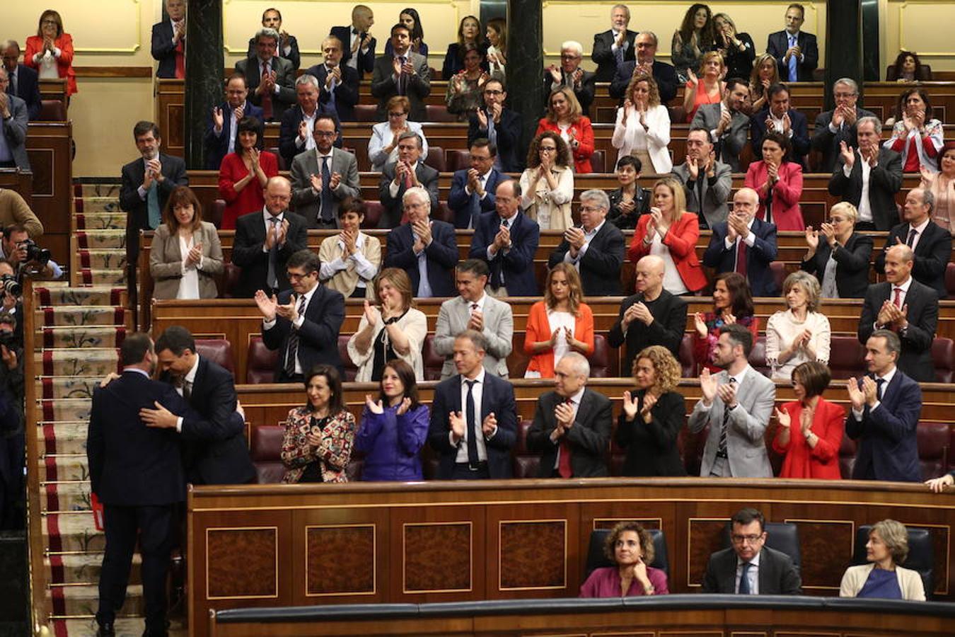 Sánchez felicita a Ábalos tras su intervención al comienzo de la moción de censura. 