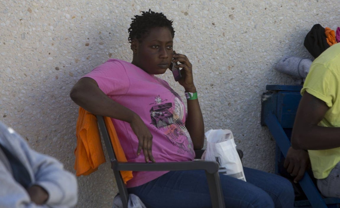 FOTOS: Inmigrantes, abandonados en El Puerto por la saturación de centros de acogida